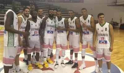 Jugadores de Titanes celebraron tras el juego contra Atenas.
