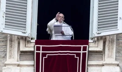 Papa Francisco durante el Ángelus en la plaza de San Pedro.