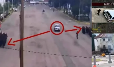 Así pasó el carro bomba en medio de dos grupos de uniformados.