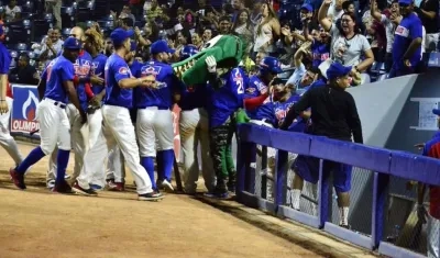 Peloteros de Caimanes celebrando al final del partido.