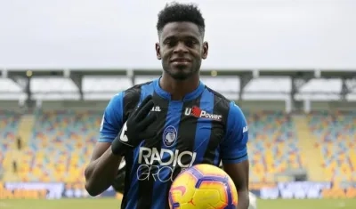 Duván Zapata se llevó el balón al completar los cuatro goles. 