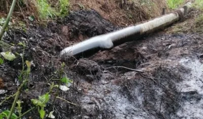 Expertos de Ecopetrol que evalúan los daños que sufrió la infraestructura.