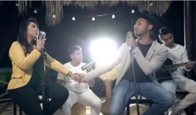 Los cantantes Dora Rueda y Alex Teherán.