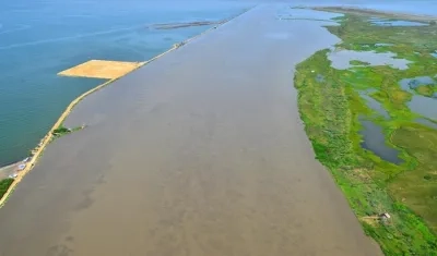 Con el dragado mejoran las condiciones de profundidad en el canal de acceso.