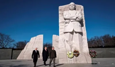 El presidente de los Estados Unidos, Donald J. Trump (c), y el vicepresidente, Mike Pence (i), visitan el Monumento a Martin Luther King.