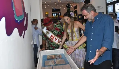 El Rey Momo, Fredy Cervantes; la Reina Carolina Segebre y el secretario de Cultura, Juan José Jaramillo.