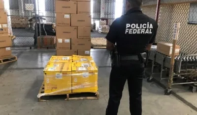 Policías custodian el cargamento de metanfetamina incautado en México.