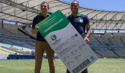 Cafú sostiene una de las entradas.