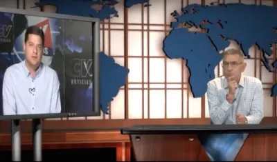 El periodista Jorge Cura entrevistando al Senador Mauricio Gómez.