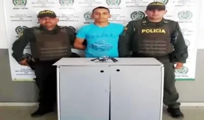 El capturado con revólver.