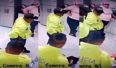 Momentos en el que el uniformado saca la bolsa y la coloca en el compartimiento.