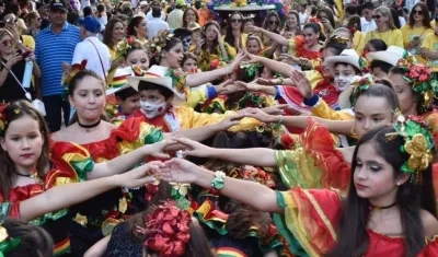 Niños danzantes del Garabatico del Country Club.