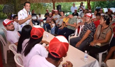 El precandidato Pedro Lemus, con las comunidades de Juan de Acosta.