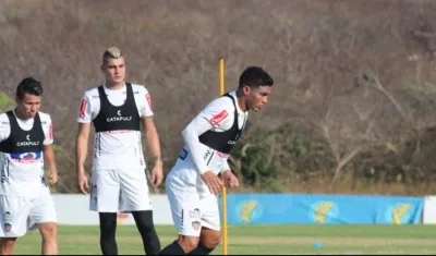 Michael Rangel (centro), durante el entrenamiento de ayer.