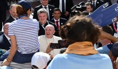 El Papa Francisco saluda a los jóvenes en Panamá.