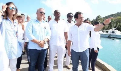 El Presidente Iván Duque, la Ministra de Transporte Ángela María Orozco y el Director de Invías Juan Esteban Gil, en el muelle de Providencia.
