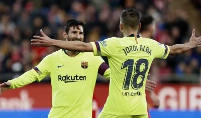 Lionel Messi celebra con Jordi Alba. 