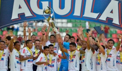 Sebastián Viera y Teófilo Gutiérrez levantan el trofeo de la Superliga. 