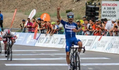 Julian Alaphilippe vence en la meta, tras un largo ataque. 