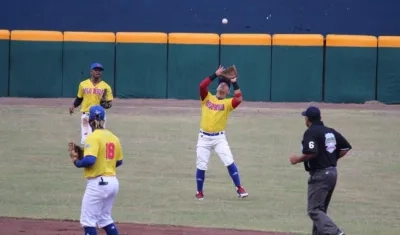 Acción del juego de Caimanes de Colombia ante Tobis de México. 