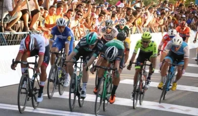 Fernando Gaviria cruza primero la línea de meta. 