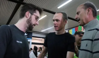 Chris Froome a su llegada al aeropuerto de Medellín. 
