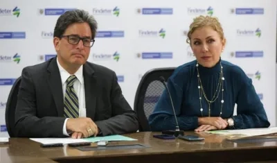 El Ministro de Hacienda, Alberto Carrasquilla, y la presidenta de Findeter, Sandra Gómez Arias.