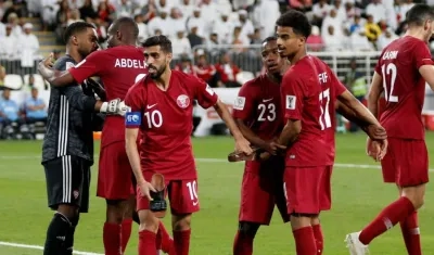 Jugadores de Catar celebran su paso a la final. 