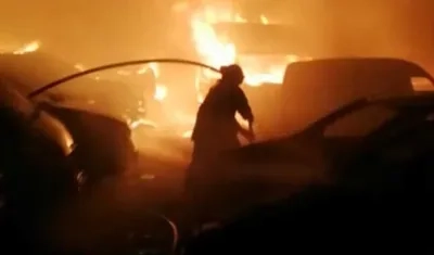 Unidades del Cuerpo de Bomberos combatiendo el incendio.