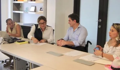 La secretaria de Salud, Alma Solano y el Alto Consejero Nacional para la Discapacidad, Jairo Clopatofsky.