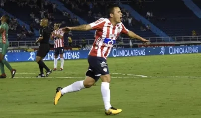 Roger Torres celebrando el gol de su debut con la camiseta 'tiburona'.
