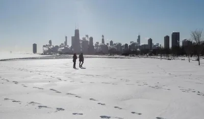 Una pareja pasea por el río Mississippi congelado, en Chicago, Illinois.