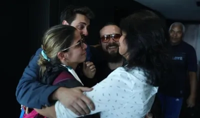 A la izquierda, los periodistas Maurén Barriga, Gonzalo Domínguez y Leonardo Muñoz.