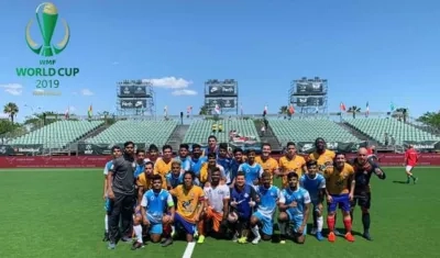 Foto conmemorativa de Colombia e India. 