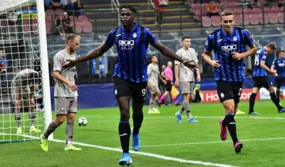 Duván Zapata celebra su gol en la Liga de Campeones. 