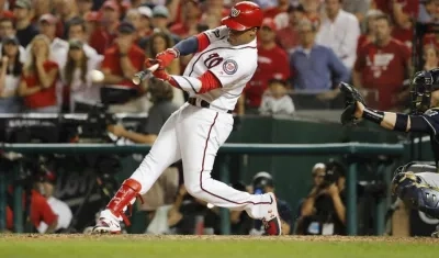 Juan Soto conecta el batazo ganador para los Nacionales. 