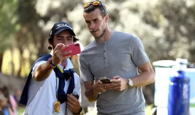 Gareth Bale se toma una foto con un hincha. 