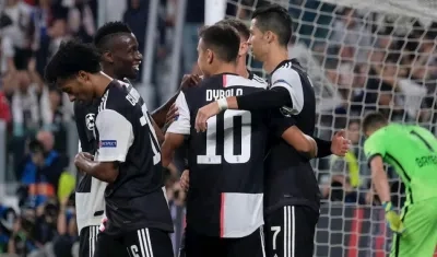 Juan Guillermo Cuadrado y Paulo Dybala felicitan a Cristiano Ronaldo. 