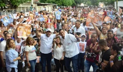 Los candidatos con el público que los apoya.