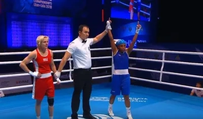 Ingrit Valencia es declarada ganadora del combate. 