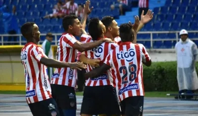 Luis Sandoval celebrando con sus compañeros.