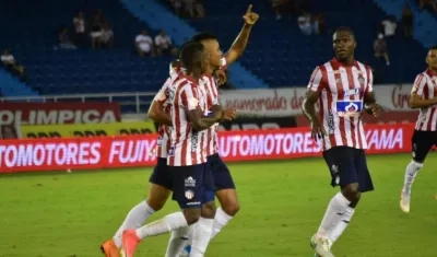 Luis Sandoval, delantero de Junior, celebra una anotación. 