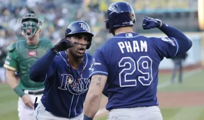 Yandy Díaz celebra su vuelacercas. 