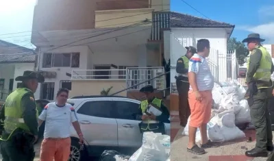 Momentos en que la Policía le impone el comparendo al ciudadano.