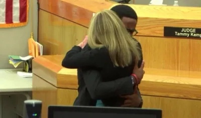 Momento en que Brandt Jean abraza y perdona a Amber Guyger.