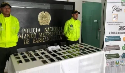 Los celulares recuperados por la Policía.