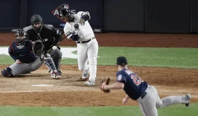 Gleiber Torres conecta un cañonazo con los Yankees.