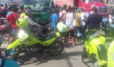Policías y curiosos en el lugar del accidente.
