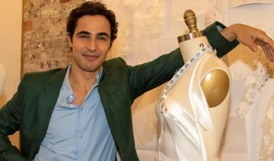 El diseñador Zac Posen posa durante la presentación de su colección para Pronovias
