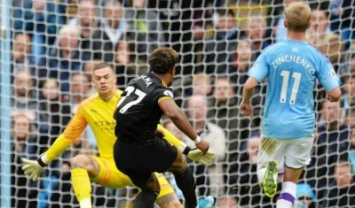 Adamá Traoré anota uno de los goles en la victoria del Wolverhampton sobre el Manchester City.